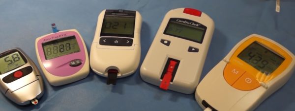 مجموعة متنوعة من أجهزة قياس السكر في الدم
